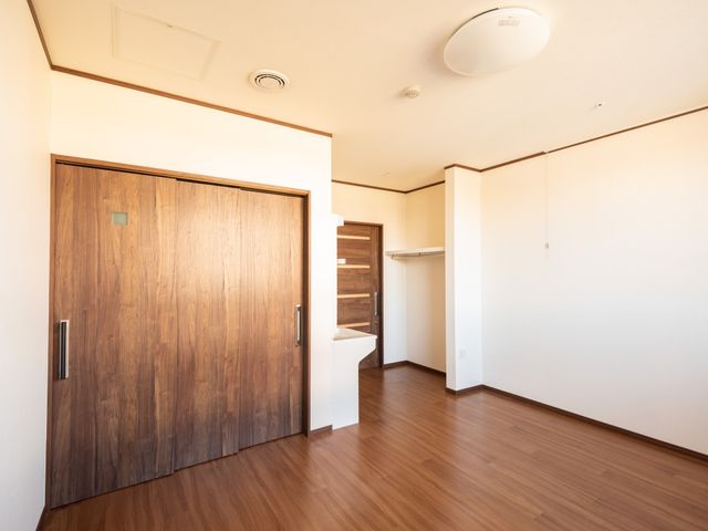 明るい居室の様子 居室 広々とした居室で、余裕の動線を確保していますので、快適な空間でお仕事が可能です。設備も整っており、落ち着いた雰囲気の中での勤務を望む方に適しています。