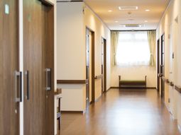 清潔な施設の廊下