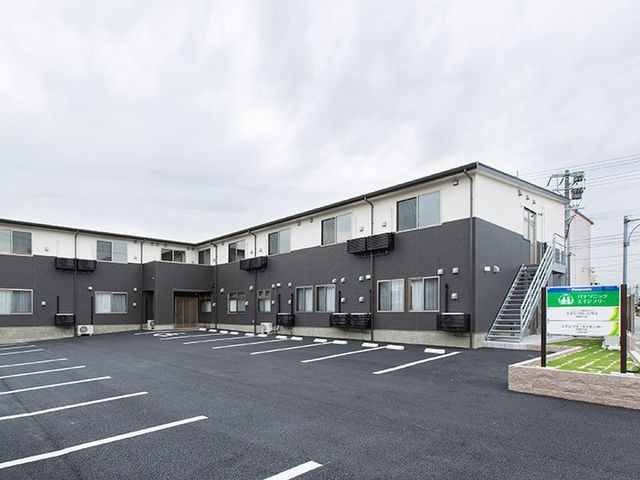清潔な外観の建物 外観 広々とした駐車場が確保された、モダンなデザインの建物です。働く環境にこだわりたい方にも適しています。