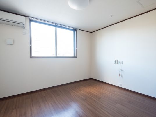 空の部屋と大きな窓