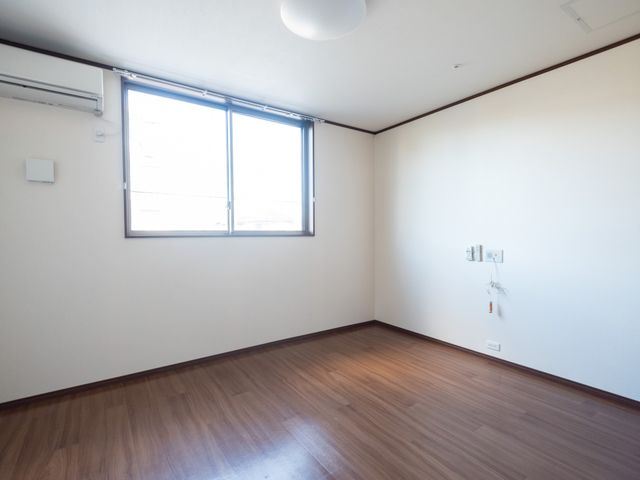 空の部屋と大きな窓 居室 広々とした明るい個室です。大きな窓からは自然光がたっぷりと入り、快適な居住空間をお約束します。