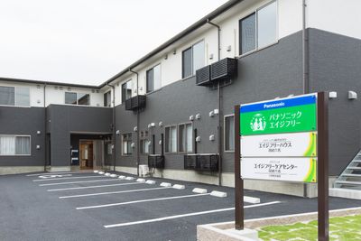 明るい外観の施設エントランス