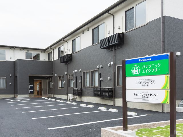 明るい外観の施設エントランス 外観 清潔感のある外観と駐車スペースが整備された入口です。手厚い配慮を感じる空間が待っています。