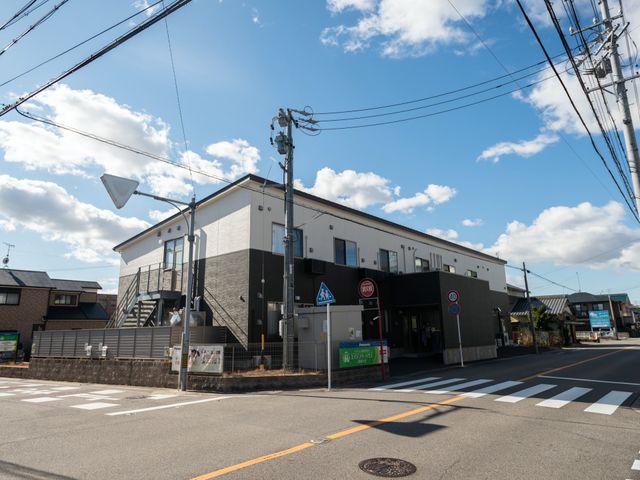 清潔感ある建物の外観 外観 新しい設備と落ち着いた色使いが特徴の建物です。働く環境の良さを感じさせる外観が魅力的です。