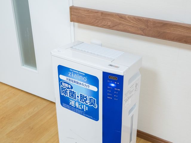 空気清浄機が設置された廊下 空間清浄機 清潔に保たれた廊下には、快適な空気環境作りに配慮した空気清浄機が設置されています。