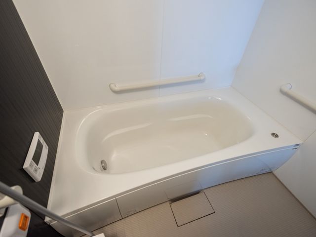 白色の清潔な浴室 浴室 手すり付きで安全性を重視した造りの浴室です。快適にお使いいただける設計が配慮されています。