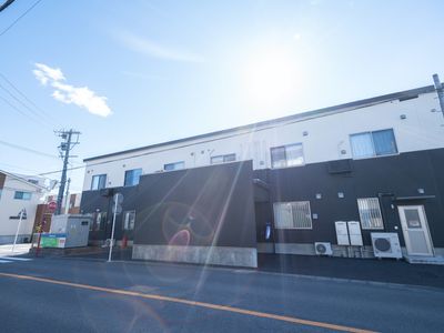 陽光あふれる施設外観