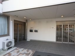 エントランスの明るい外観