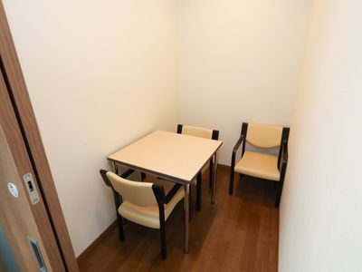 シンプルな居室のテーブルと椅子