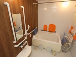 バリアフリー設計の浴室