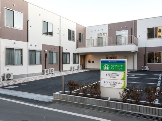 清潔な外観のエントランス
