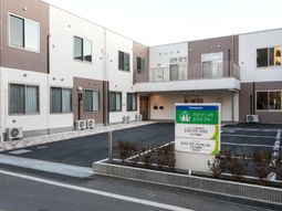 モダンな建物の正面エントランス