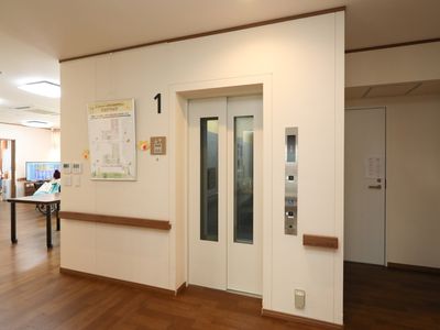 エレベーター付き廊下