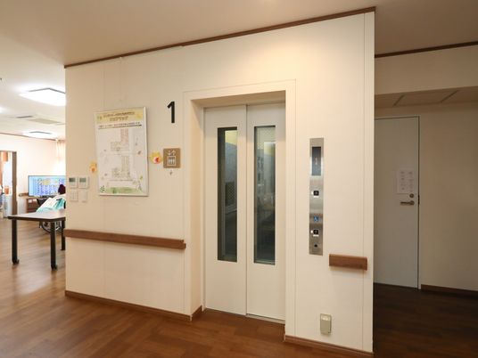 エレベーター付き廊下