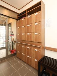 整然とした靴箱のエントランス