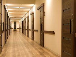 廊下の明るい照明