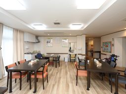 広々とした共有ダイニング