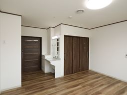 居室の洗面台と扉