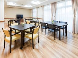 明るい共有ダイニングスペース