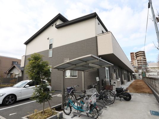 施設の外観と駐輪場