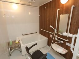 バリアフリー設計の浴室