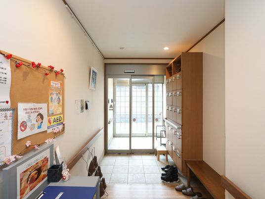 廊下にある靴箱と掲示板