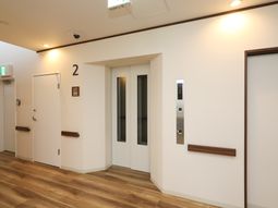 清潔感のある廊下とエレベーター