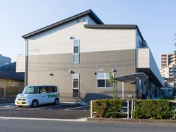 新築そうな外観の建物