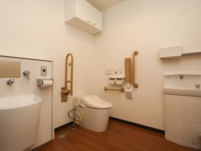バリアフリーの洗面台とトイレ