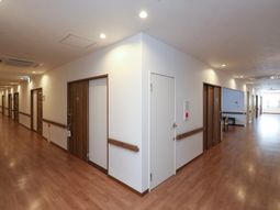 明るい廊下と扉