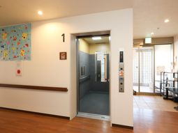 明るい廊下とエレベーター