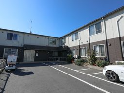 明るい日差しの駐車場