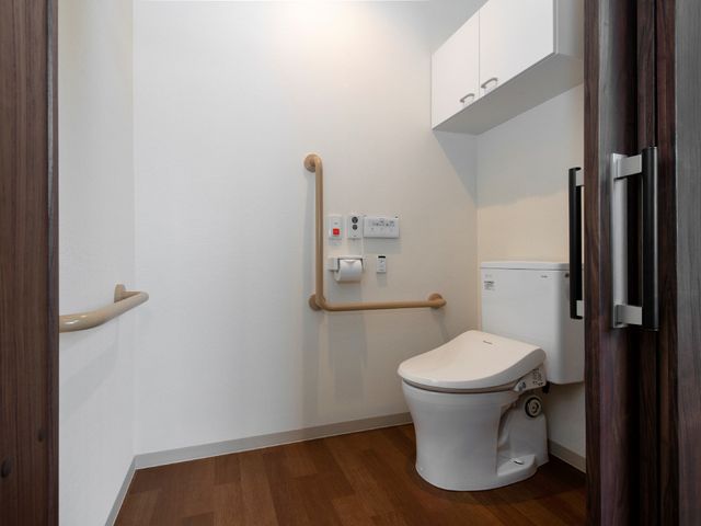 バリアフリートイレ設備 トイレ 手すり付きで広々とした安心のトイレスペースです。利用者の快適さを考えた配様になっています。