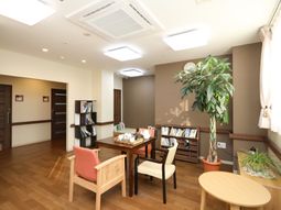 暖かみのあるラウンジ風景