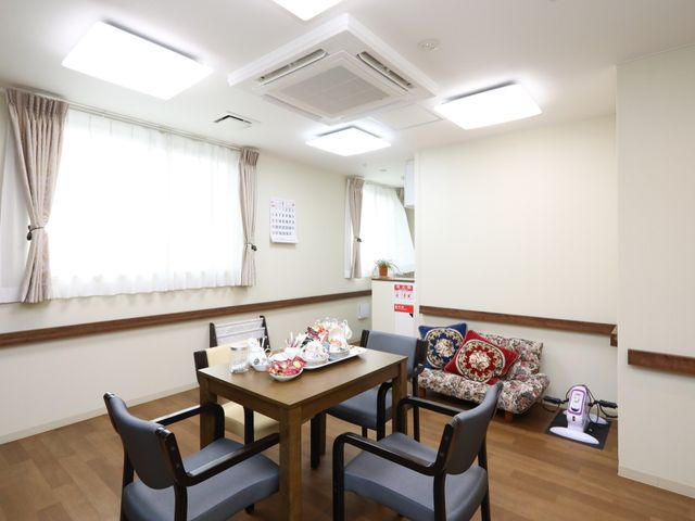 居心地の良い居室空間 談話室 ゆったりとした居室でくつろぐための心地よい環境が整っており、日々の暮らしが快適に過ごせます。