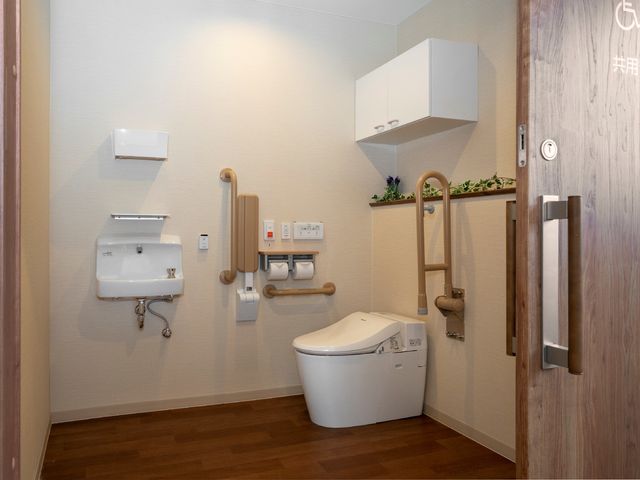 バリアフリートイレ設備 トイレ 手すり付きのトイレは、使いやすさを考慮した設計です。気持ちをリラックスさせる清潔な空間で、日々の快適さを支えます。