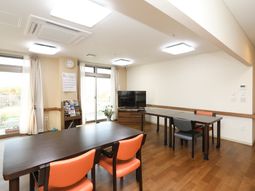 共用ラウンジの清潔感ある空間