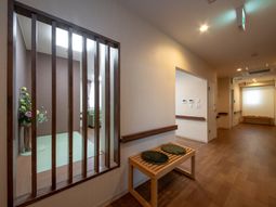 暖かみのあるモダン廊下