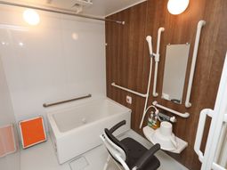 バリアフリーな浴室設備