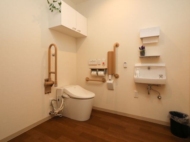 バリアフリートイレ設備 トイレ 手すり付きで安全性を配慮したトイレです。清潔感があり、使いやすさにも注目されています。
