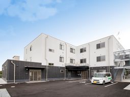 新しい建物の外観