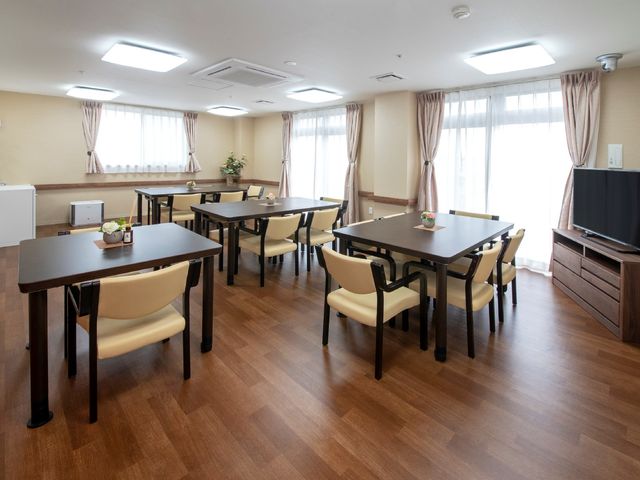ゆったりとした食堂スペース リビング 明るく広々とした食堂は、ゆっくりお食事を楽しめる温かみのある設計です。チームでの就業にも快適な環境が整っています。