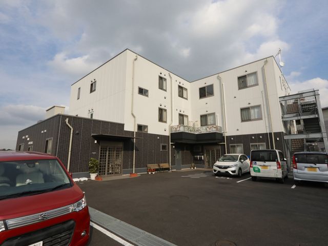 清潔な外観の建物 外観 清潔感のある明るい外観は、訪れる方々を暖かく迎えます。駐車場も整備され、安心してお車で通勤できる環境です。