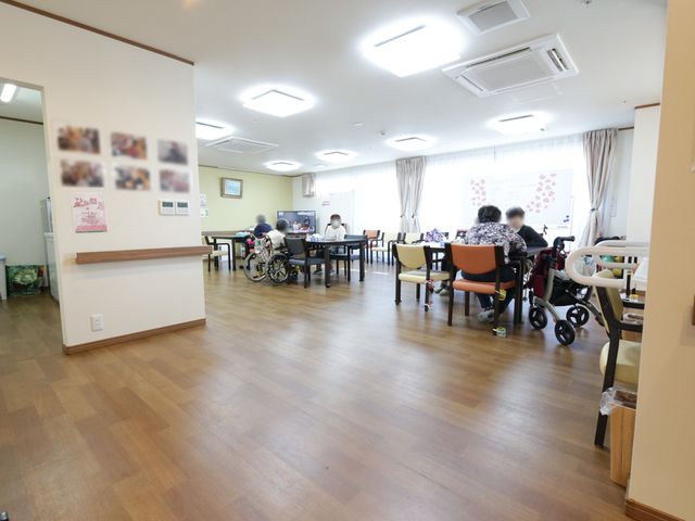 居心地の良いダイニングルーム 食堂 広々としたダイニングルームでは、利用者さまがゆったりとお食事や交流を楽しまれています。明るく開放感あふれる空間設計が特長です。
