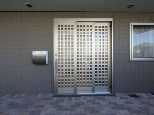 施設入口の正面