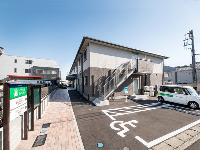 施設外観と駐車スペース 外観 ちょうど良い広さの開放的なスペースがあります。通路も広く、建物へのアクセスは、どなたでも安心です。