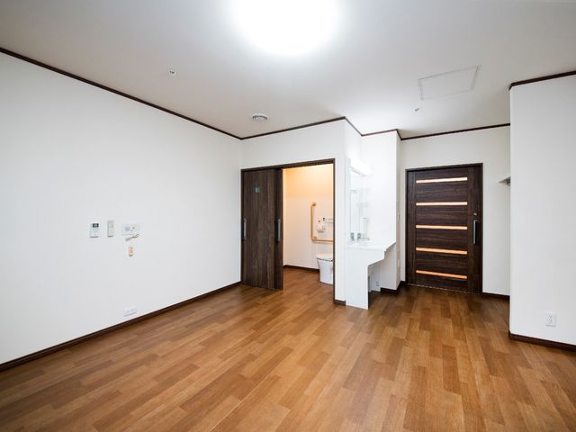 居室の広々とした様子 居室 床の美しい木目と白い壁が印象的な居室です。居心地の良い個室で、ご自身の時間を大切にお過ごしいただけます。