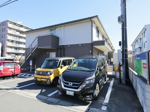 施設前の駐車場と建物