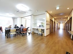 広々とした明るい廊下