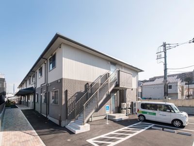 明るい外観の建物